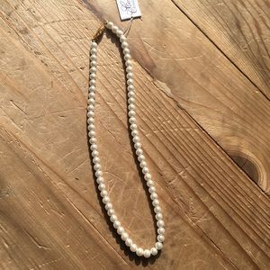 Simple pearl necklace